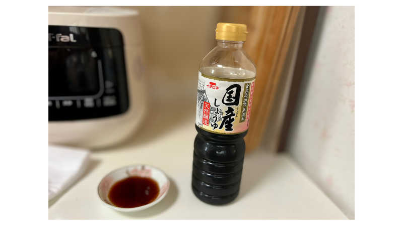 我が家で使っている国産・無添加のしょうゆ 小皿に注いだところ